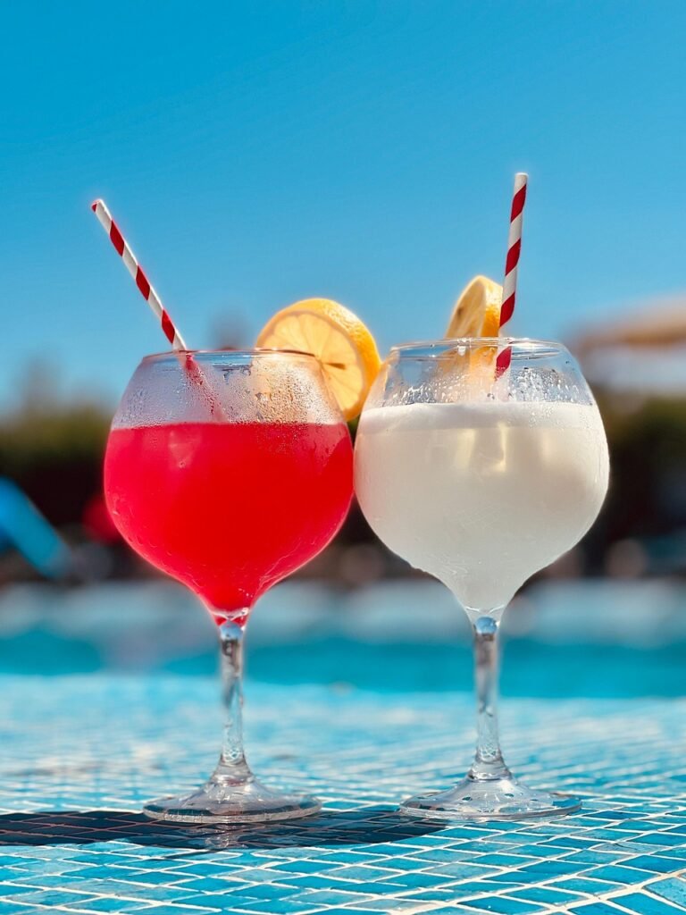 g34631a7a521d5fcc293b2bd7603bf79447f0f55df04b45b82b6e76e076a1148cfae77b764a2297e4afc9a63bd88f1a895cfe802d50a2935346704fa20b081bd8_1280-8047945 drinks, cocktails, swimming pool, summer, nature, refreshments, sun, pool